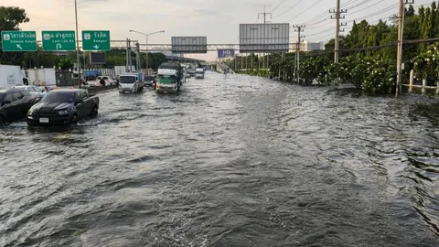 ฝนตกซ้ำ ถนนพหลโยธิน หน้าอนุสรณ์สถาน น้ำท่วมสูงเกือบเมตร รถดับหลายคัน