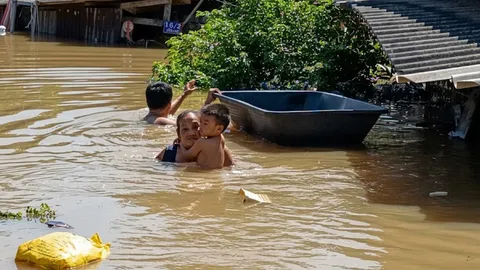 แม่กลองวิกฤติ จมราชบุรี สั่งอพยพด่วน! ปราจีนฯแตก-ท่วมทั้งเมือง “ร่มเกล้า-คลองจั่น” เน่าแล้ว