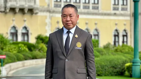 เลขาฯ สมช.คนใหม่ สักการะสิ่งศักดิ์สิทธิ์ เผยลุยงานแรกเร่งทำแผนยุทธศาสตร์ชายแดนใต้