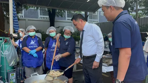 “อนุทิน” สวมบทเชฟลุยครัวภูมิใจไทย ผัดกะเพรา-ทอดหมูแจกผู้ประสบภัย
