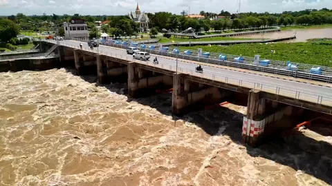 ปรับเพิ่มการระบายน้ำท้าย "เขื่อนเจ้าพระยา" ชาวบ้านเร่งขนของอพยพหนี "น้ำท่วม"
