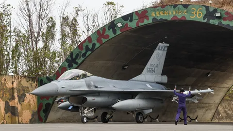 ไต้หวันรับมอบเครื่องบินขับไล่ F-16V จากสหรัฐฯ 2 ลำแรก
