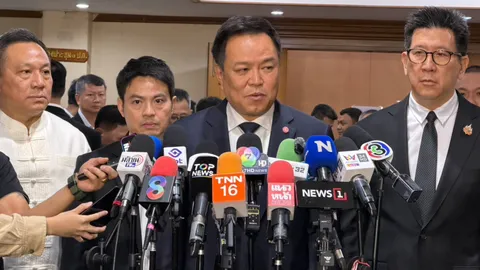 “อนุทิน” เดินหนีหลังได้ยินชื่อ “โรม” -ขออย่าถามตอบโต้ฝ่ายค้านให้มาแจงสภาเรื่องน้ำท่วม