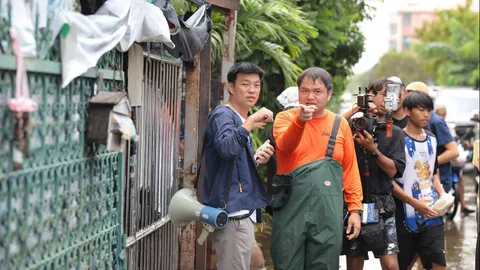 “ณัฐพงษ์” สำรวจสถานการณ์น้ำท่วมรังสิต-ปทุมธานี ถามเครื่องสูบน้ำทำงานแค่ 60% 