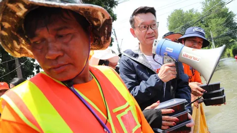 “วีระยุทธ” ลุยน้ำท่วมฉะเชิงเทรา แจกถุงยังชีพ ชี้เป็นพื้นที่ที่ถูกลืม หลายชุมชนไร้ความช่วยเหลือ