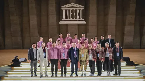 วธ. ดัน "ชุดไทย" สง่างามบนเวทีโลก พลัง 12 เยาวชนไทย โกอินเตอร์อวดสายตานานาชาติ สะกดใจบนเวทียูเนสโก
