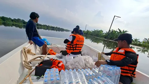 เร่งช่วยผู้ประสบภัยน้ำท่วมปราจีนบุรี กรมเจ้าท่าส่งถุงยังชีพ-อพยพคน ตั้งศูนย์ช่วยเหลือ