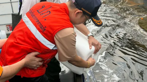“วรศิษฎ์” ลุยน้ำท่วมเคหะร่มเกล้า ฉีดพ่นจุลินทรีย์บำบัดน้ำเน่าเสีย-ดับกลิ่นรบกวน