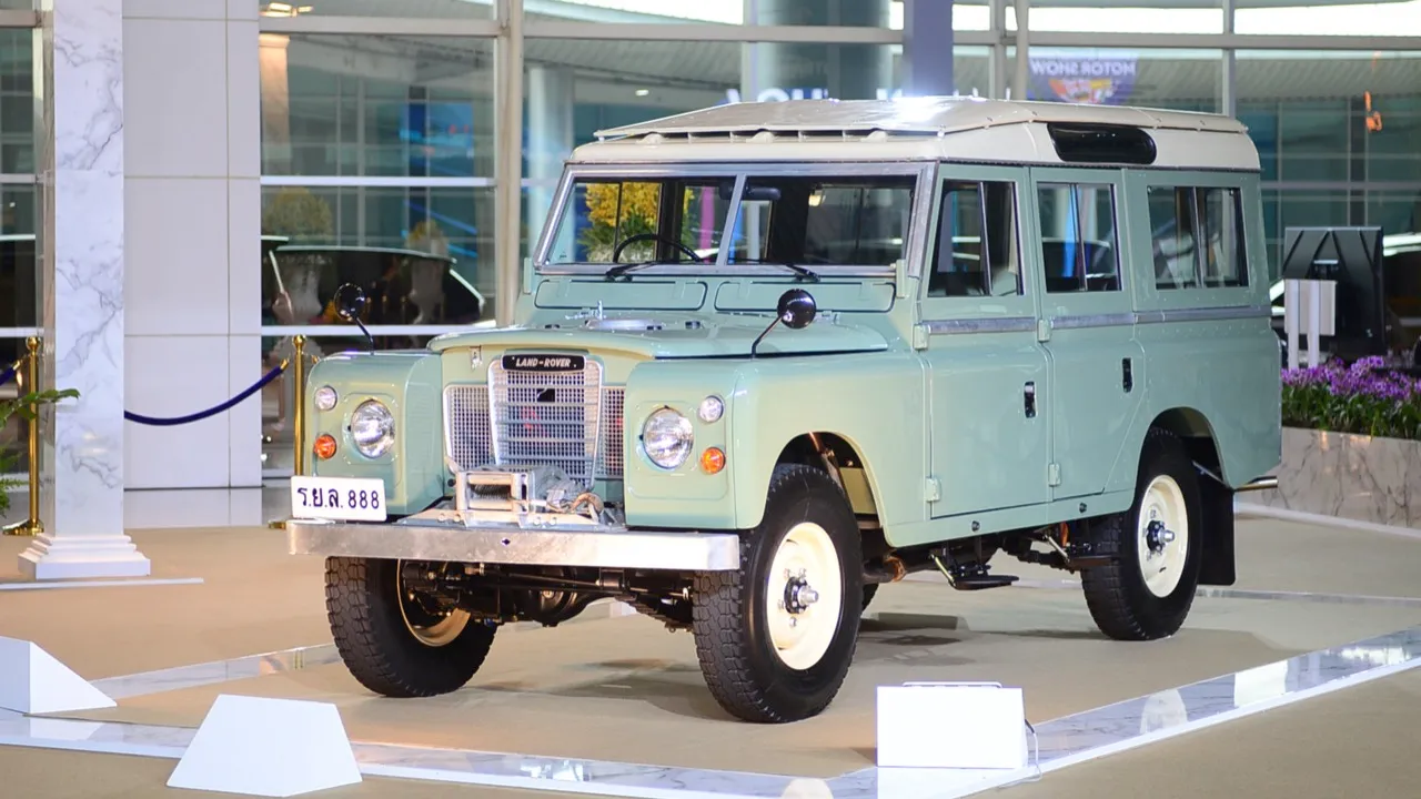 รถลุยน้ำของพ่อ รถยนต์หลวง รยล. Land Rover Series III  109 Station Wagon  