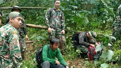 เจอแล้ว หนุ่มหลงป่าถ้ำหลวง สภาพอิดโรย เร่งพาลงดอย นำตัวส่ง รพ.