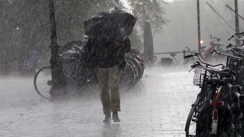 ประกาศอุตุฯ ฉบับ 10 เตือนพื้นที่เสี่ยงฝนตกหนัก ระวังลมกระโชกแรง ลูกเห็บตก