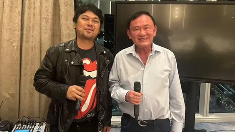 “เสก โลโซ” โชว์ภาพจับไมค์ควงคู่ “ทักษิณ” บอก “ใจสั่งมา”