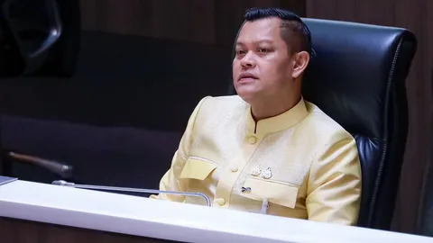 “ธนกร”สวน “ณัฐพงษ์” ใส่แต่เกียร์ถอย รอน้ำลดแล้วค่อยสร้างภาพช่วยประชาชนเก็บกวาดขยะ