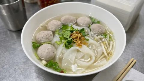 เตือนสายกินเส้น! สุ่มตรวจสารกันบูดใน 'เส้นใหญ่สด' เสี่ยงท้องเสีย-ตับพัง แนะลวกก่อนทำ