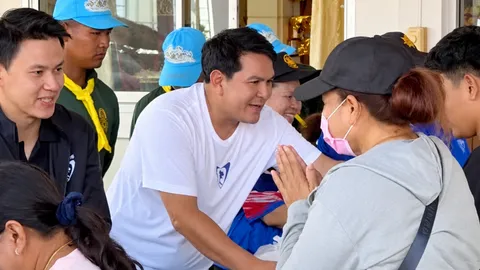 “สุรศักดิ์” ลุยน้ำท่วมบางไทร อยุธยา มอบถุงยังชีพ เผยรัฐโอนเงินเยียวยาแล้วเกือบ 5 หมื่นครัวเรือน