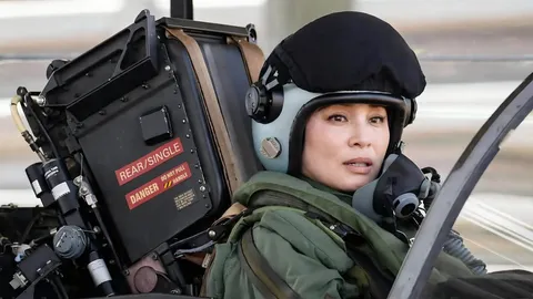 สมเด็จพระราชินีองค์ต้นแบบผู้หญิงสายสตรอง ทรงเป็นพระราชินีพระองค์แรกที่ขับเครื่องบินรบ