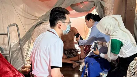 กทม. ฟื้นฟูสุขภาพผู้ประสบภัยเต็มสูบ ส่งทีมแพทย์เคลื่อนที่ลงถึงชุมชน ตรวจโรค-รักษาสัตว์เลี้ยง
