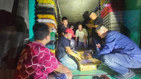 สืบภาค 1 สกัดจับบุหรี่ไฟฟ้าเกือบ 1 หมื่นชิ้น ซุกรถบรรทุกลังผลไม้ เตรียมส่ง จ.ปทุมธานี