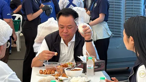 “อนุทิน” กินแซ่บ จกข้าวเหนียว ส้มตำ-ไก่ทอด ตรวจโรงครัวภูมิใจไทย ช่วยคนน้ำท่วมติดต่อกันวันที่ 15