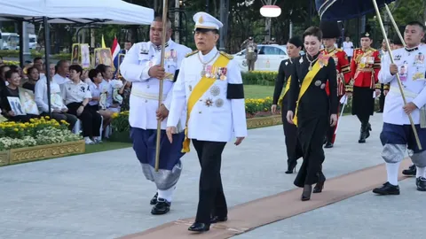 “ในหลวง-พระราชินี” เสด็จฯทรงวางพวงมาลา ถวายราชสักการะพระบรมราชานุสาวรีย์ ร.9