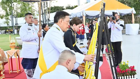 ในหลวง-ราชินี เสด็จวันนวมินทรมหาราช ถวายราชสักการะ “ร.9” บำเพ็ญพระราชกุศล