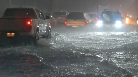 ฝนถล่มศรีราชา 2 ชั่วโมง น้ำทะเลหนุนซ้ำ ทำน้ำท่วมสูงหน้าเกาะลอย-ถนนเก้ากิโล