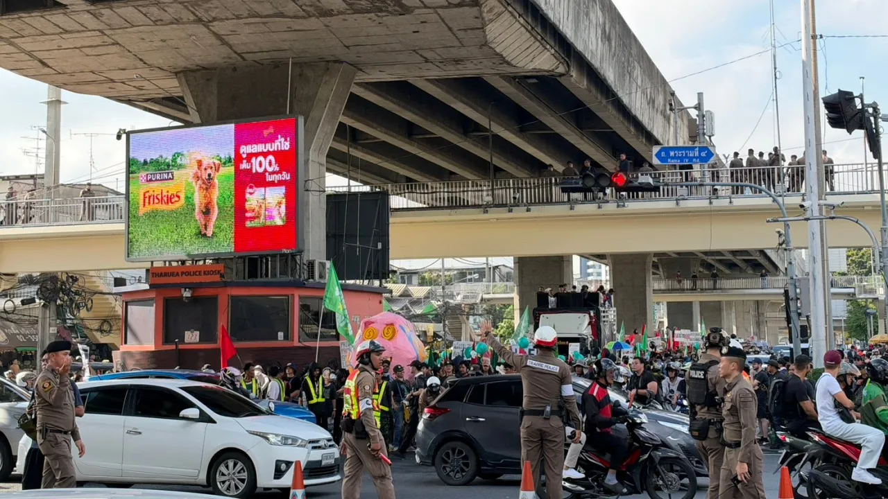 ตร.ตรึงกำลังเข้ม กลุ่มผู้ชุมนุมต้าน World Bank-IMF ปักหลักทำกิจกรรมแยกพระราม 4
