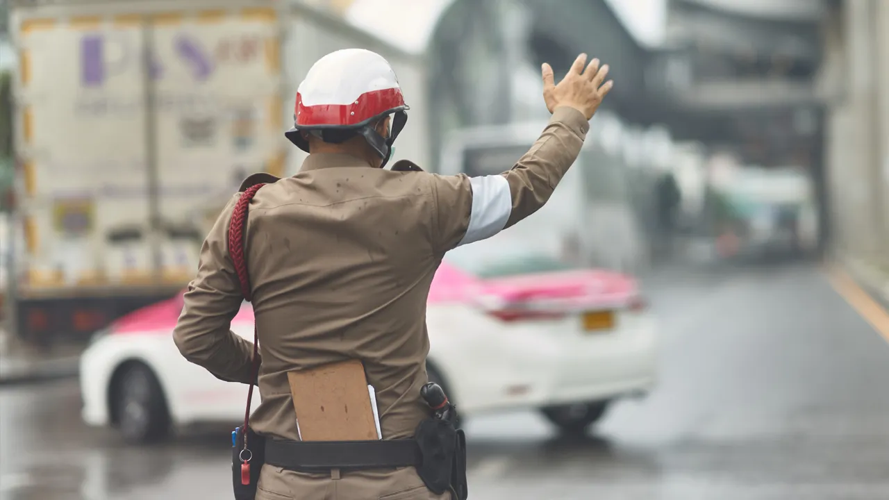 ตำรวจดีเดย์! "ยุคจราจรโปร่งใส" ห้ามสวมหมวกโม่ง-ไม่ซุ่มจับ เน้นเตือนก่อนปรับ