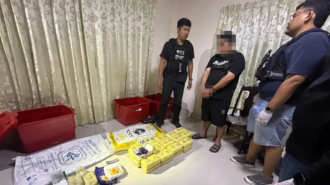 บุก “เซฟเฮาส์” แก๊งยานรก จับนักค้า 2 ราย ขนไอซ์ 300 โล ยาบ้า “3.5 แสน”
