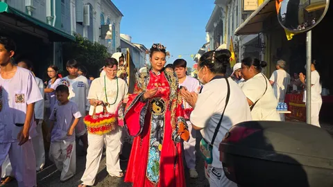 ม้าทรงกว่า 2,000 คน ร่วมขบวนอิ้วเก้งอ๊ามจุ้ยตุ่ย แห่พระรอบเมืองภูเก็ต
