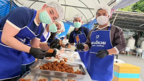 “สุขสมรวย” ขนอาหารคาว-หวาน เสิร์ฟโรงครัวภูมิใจไทย คนยังวอล์คอินรับอาหารแน่น