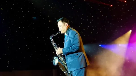 “นายกฯ” โชว์เป่าแซกโซโฟนเพลง “What A Wonderful World” 