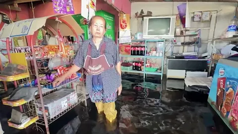 น้ำท่วมฉะเชิงเทรา ชาวบ้านทุกข์ใจ ใช้ชีวิตนอนท่ามกลางน้ำเน่า กลิ่นเหม็นคละคลุ้ง