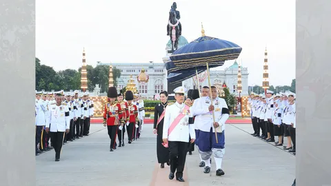 ในหลวง-พระราชินี ทรงบําเพ็ญพระราชกุศล วันปิยมหาราช วางพวงมาลา ณ พระบรมรูปร.5