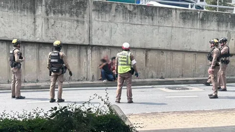 ด่วน ชายคลุ้มคลั่ง ถือมีดจับเด็กเป็นตัวประกัน ใต้สะพานข้ามแยกยมราช ถนนเพชรบุรี