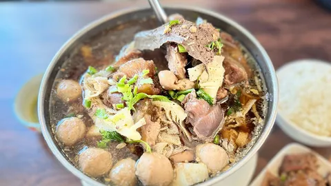 ตะลอนชิม “ก๋วยเตี๋ยวเนื้อวัวณิชการ” สูตรเด็ดทนายความ อร่อยกลมกล่อม สุดคุ้ม