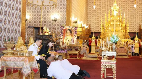 ในหลวง-ราชินี เสด็จฯ บำเพ็ญพระราชกุศล ครบ 1 ปี วันสวรรคตพระพันปี 24 ตุลาคม