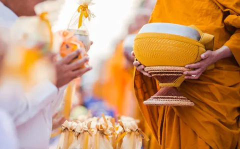 ทอดกฐิน 2569 เริ่มวันไหน? เช็กกำหนดการ สิ่งของถวาย และวัดสำคัญทั่วไทย 