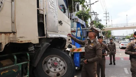 คนขับเมาแอ๋ รถบรรทุกชนดะ 8 คัน สะพานข้ามแยกตากสิน แอลกอฮอล์พุ่ง 223 มก.
