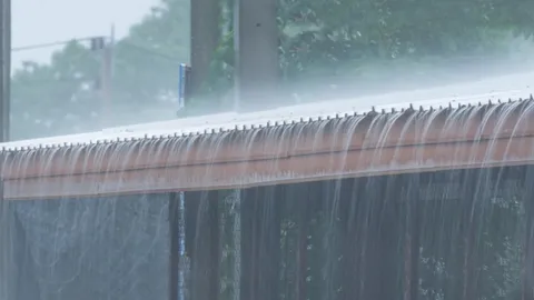 ประกาศฉบับ 8 ภาคใต้ฝนตกต่อเนื่อง มี 5 จังหวัด "ฝนหนักมาก" ส่วนไทยตอนบนฝนเริ่มลด