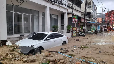 ฝนถล่มภูเก็ต โคลนทับรถ ป่าตองจมดิน หนักสุดในรอบ 50 ปี