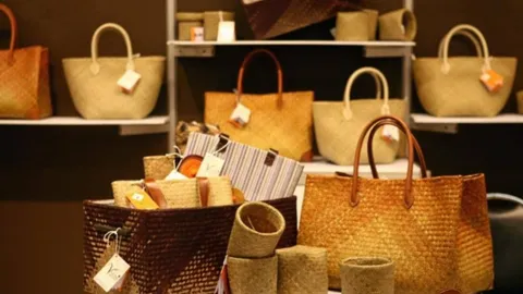 รอบรั้วการตลาด : กรมการพัฒนาชุมชน ชวนช้อปสินค้า OTOP ขยายโอกาสธุรกิจ