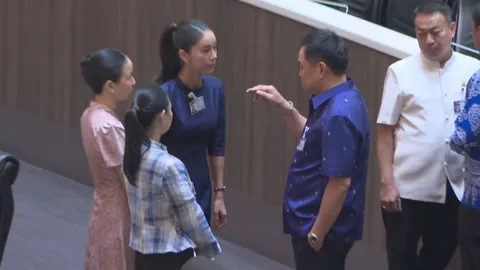 “อนุทิน” โผล่สภาฯ ทักทาย สส.ฝ่ายค้าน-รัฐบาล “ไอเดียร์” ปรี่เข้าทักร่วมวงคุยนายกฯ