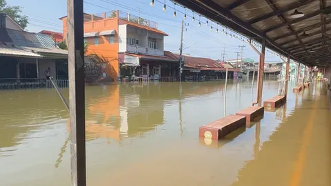 “ตลาดอัมพวา” ท่วมหนักสุดในรอบ 60 ปี น้ำทะเลหนุนสูง ฉะเชิงเทราน้ำเริ่มเน่าเสีย
