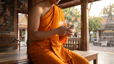 เปิดที่มาคำว่า "ครูบา" สู่กระแสพระเกจิ Gen ใหม่ ทำไมคนยุคนี้ถึงแห่กราบไหว้