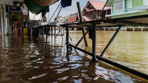 "แม่กลอง" สำลัก! น้ำทะเลหนุนสูง ปราจีนบุรีจมสารปนเปื้อน ภาคใต้ฝนยังหนัก