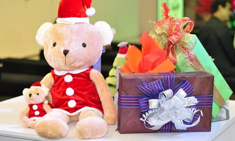 กูรู ชวน คนไฮโซ ส่งความสุข ออกแบบห่อของขวัญด้วยตนเอง