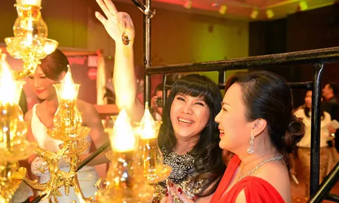 นักธุรกิจไทย-พม่า ร่วมบุญถวายโคมระย้า เป็นพุทธบูชา ที่พระมหาเจดีย์ชเวดากอง