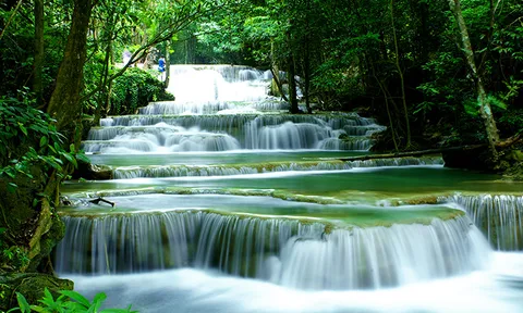 เย็นฉ่ำสบายตา 'น้ำตกห้วยแม่ขมิ้น' จ.กาญจนบุรี!