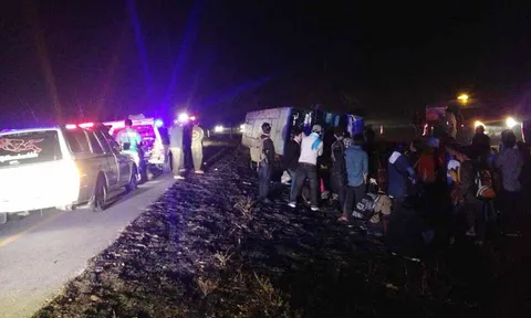 'กำแพงเพชร'รถทัวร์เร่งกลับกรุงฯ พลิกคว่ำตกถนน เจ็บ 4 